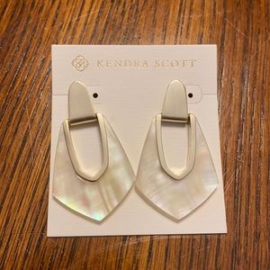 Kendra Scott Earrings (white/pearl)